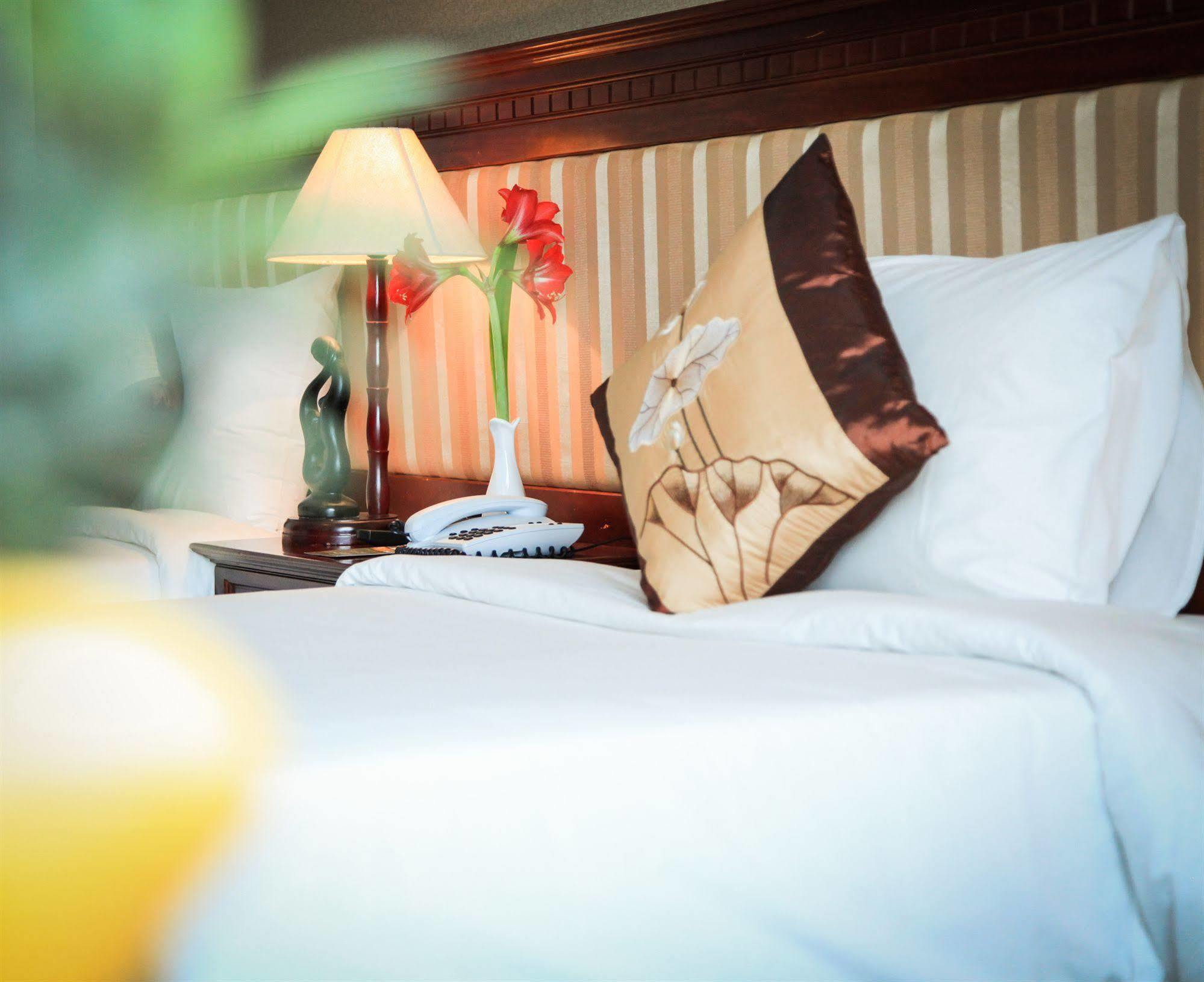 Aloha Halong Hotel Ха Лонг Екстериор снимка